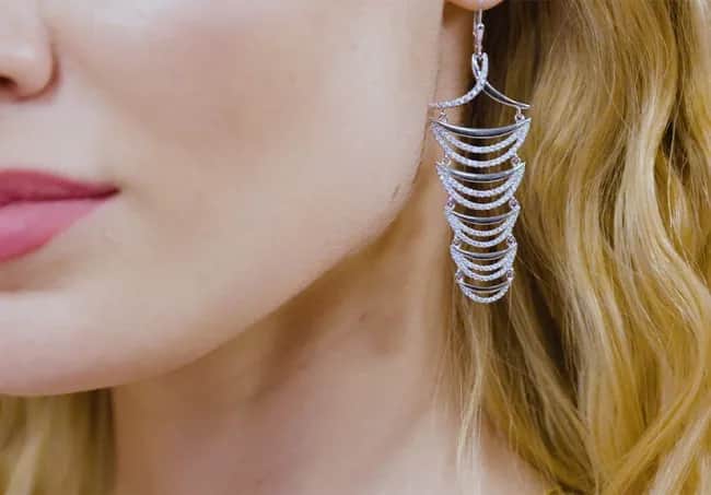 Jaka biżuteria na sylwestra - wybierz elegancję i blask na imprezę