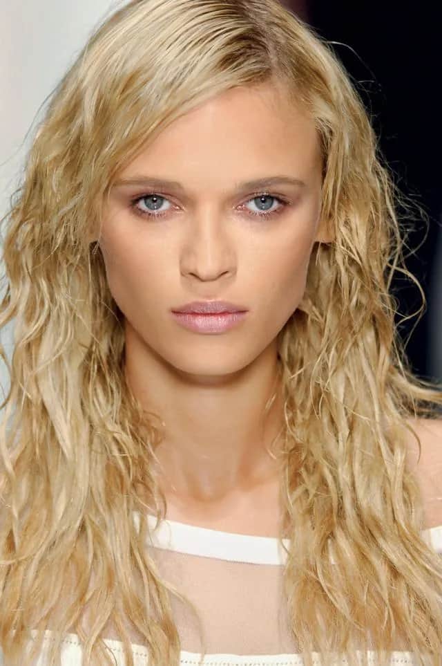 Fryzura mokra włoszka: jak wygląda i jak ją zrobić - poradnik