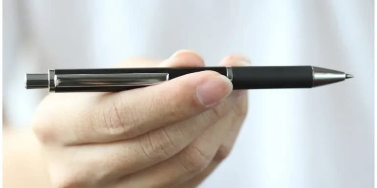 Jak usunąć długopis z bluzki? Skuteczne sposoby na plamy tuszu Jak usunąć długopis z bluzki? Skuteczne sposoby na plamy tuszu