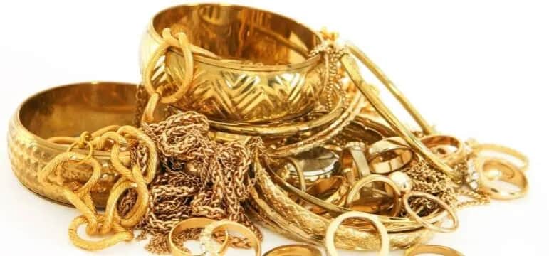 Kiedy złota biżuteria brudzi skórę? Poznaj przyczyny i rozwiązania