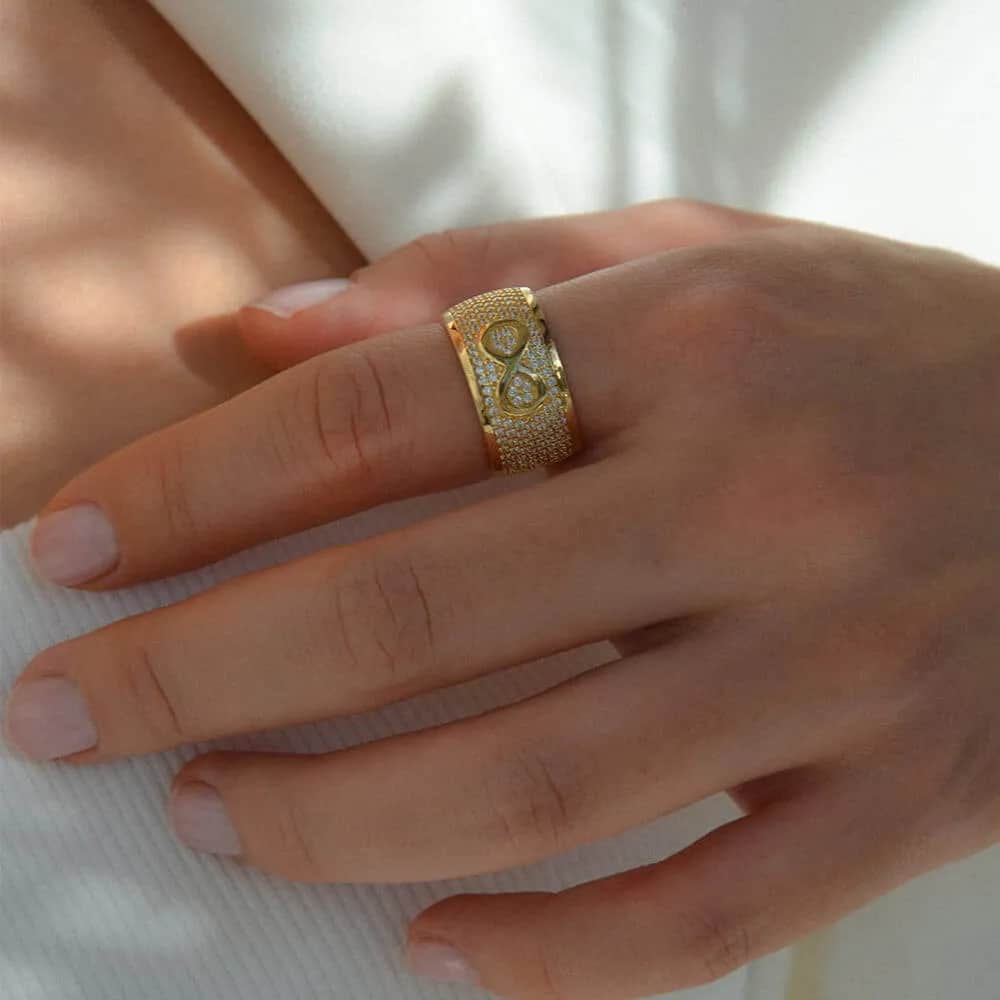 Znaczenie znaku nieskończoności w biżuterii - symbolika i emocje