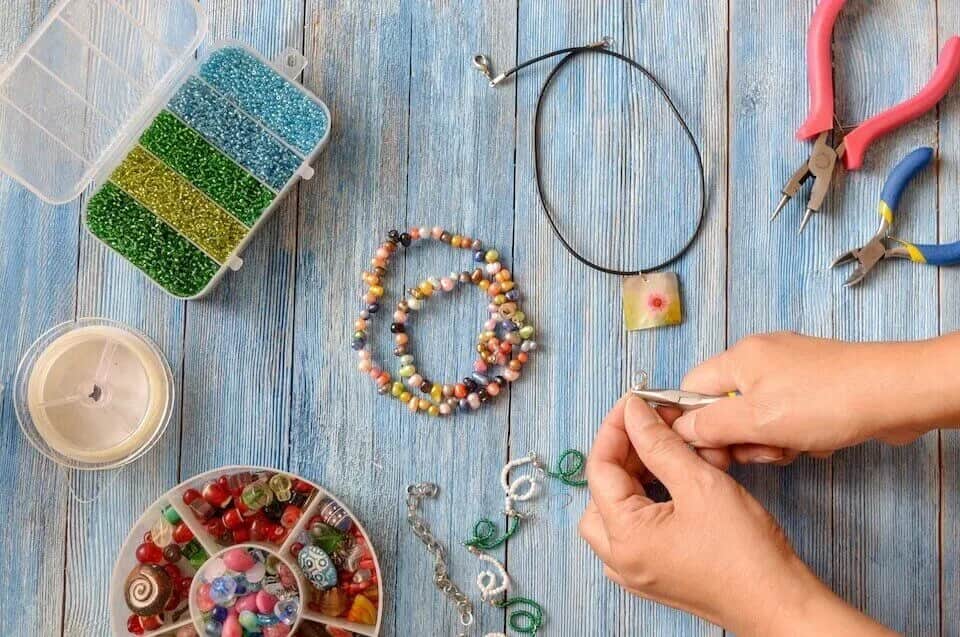 Jak zacząć robić biżuterię - proste techniki i materiały dla początkujących