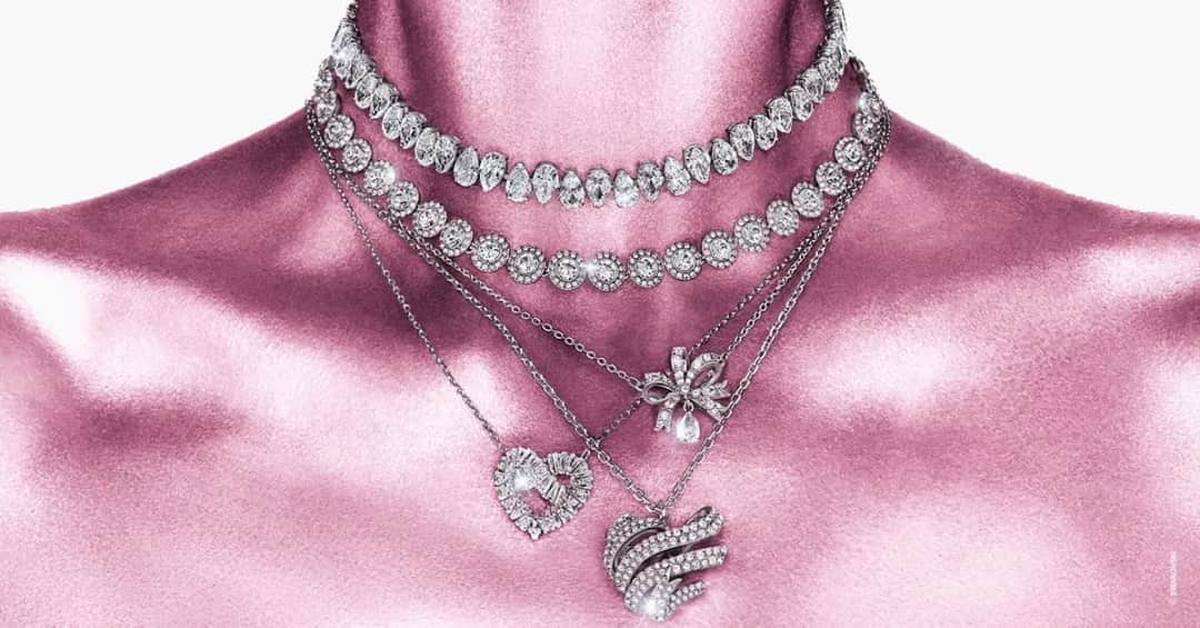 Jaka biżuteria do sukni ecru, aby uniknąć modowych faux pas?