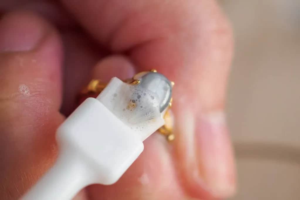 Jak czyścić złotą biżuterię: 7 skutecznych domowych metod