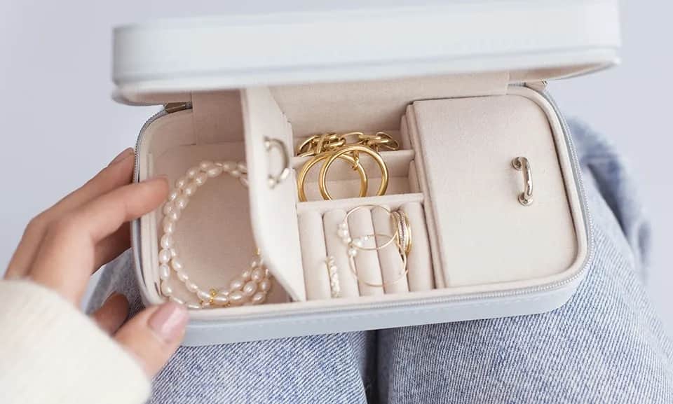 Jak przechowywać biżuterię, aby uniknąć uszkodzeń i plątania