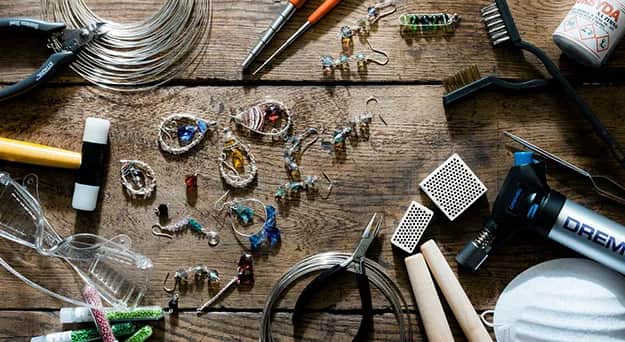 Jak zrobić biżuterię z drutu: proste techniki dla początkujących